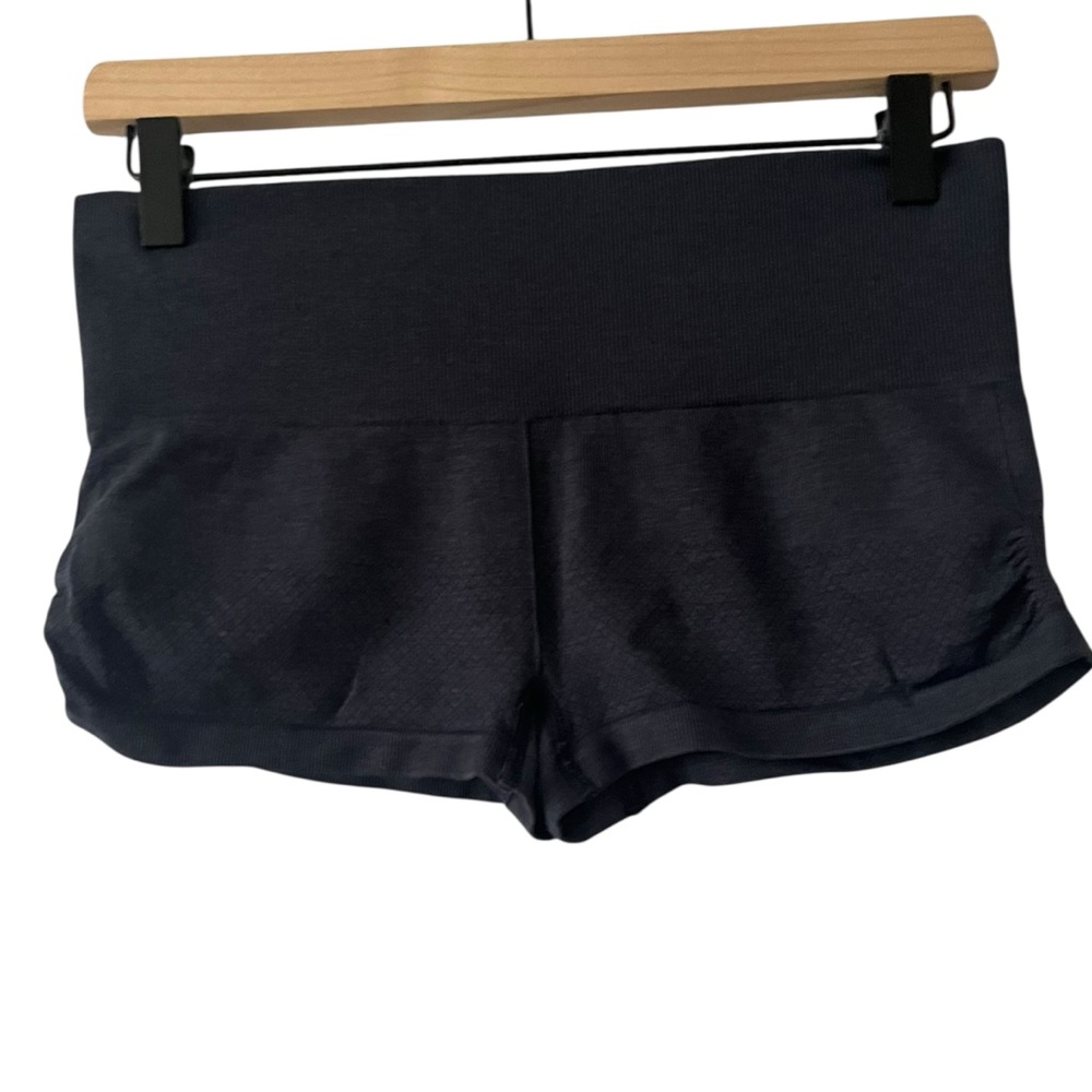 Lululemon Athletica Women's 6 Gray Short Gray Yoga Shorts 2 in Inseam Sporty